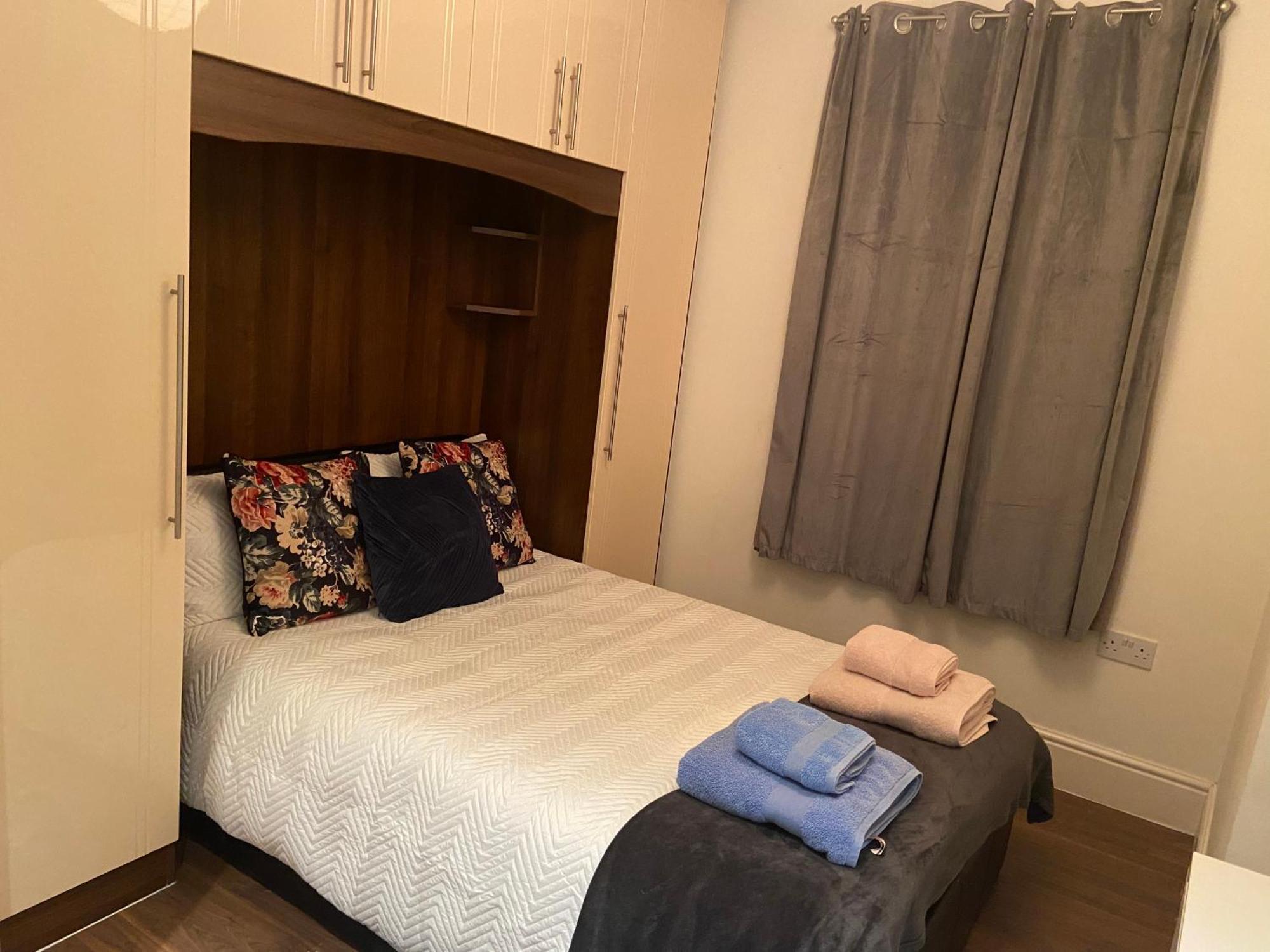 Notting Hill Next Door Bedroom In The Share Flat London Exterior photo